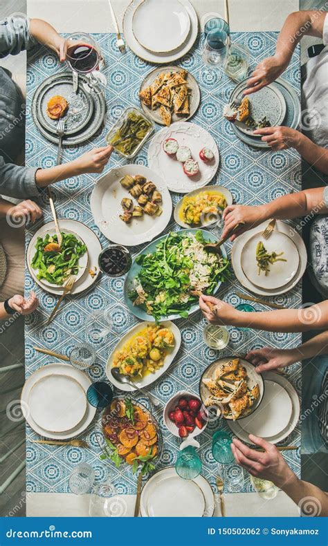 Cena Mediterr Nea Del Estilo Y Manos Humanas Que Sostienen Bebidas Y La