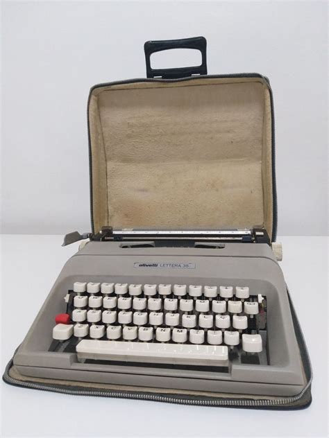 Maquina de Escrever Olivetti Lettera 35 Funcionando Móvel de