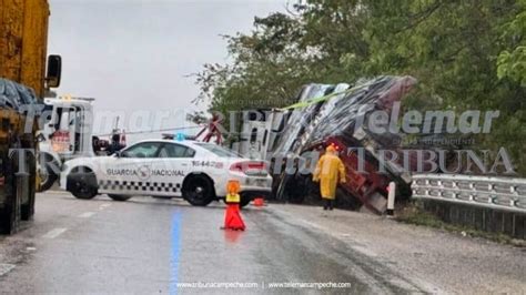 PAVIMENTO MOJADO PROPICIA VOLCADURA DE TRÁILER DE DOBLE REMOLQUE