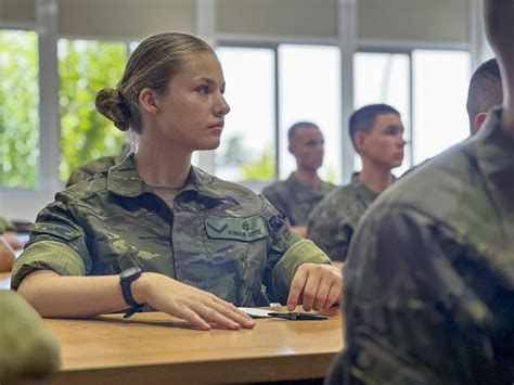 Im Genes De La Princesa Leonor Vestida De Militar En La Academia