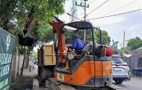 2 Alat Berat Diterjunkan Guna Antisipasi Banjir Di Kota Palembang Pada