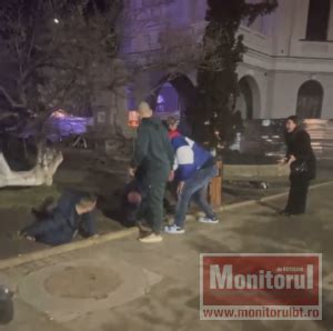 Agresorii poliţiştilor bătuţi scapă de arest după ce şi au cerut scuze