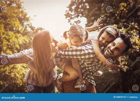 Lycklig Familj Som Tillsammans Tycker Om I Sommardag Fotografering för