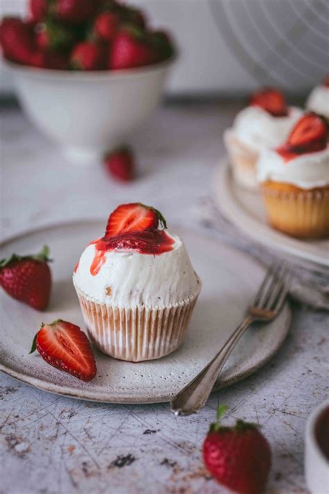 Luftige Erdbeer Cupcakes Mit Joghurt Frosting La Crema