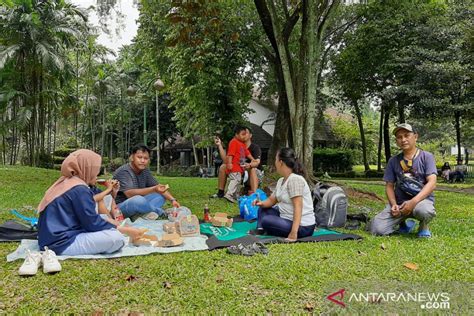 Hari Pertama Dibuka Ribuan Pengunjung Padati Ragunan Antara News