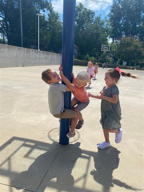 Staff members explain how whitsell funeral home morganfield ky works 18