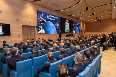 Bentornato A Casa Colonnello Villadei Le Foto Dellastronauta Accolto