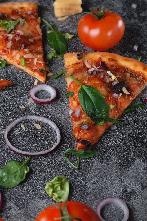 Plakken Traditionele Italiaanse Pepperoni Pizza Met Tomaten Kaasuien En