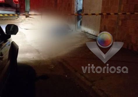 Jovem De Anos Morto Tr S Tiros Em Frente Casa Da Namorada