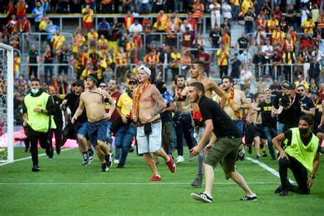 Ultras Del Lens Invaden El Campo Para Atacar A Aficionados Del Lille Y