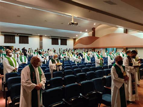 Cerca de 100 padres e o bispo da Diocese da Campanha estão participando