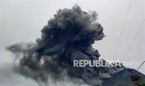 Erupsi Gunung Sinabung Semburkan Debu Setinggi 500 Meter Republika