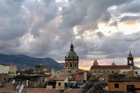 A Guide to Palermo’s Architectural Curiosities - Lions in the Piazza