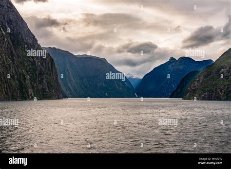 Bedrohliche Dunkle Wolken Stockfotos Und Bilder Kaufen Alamy