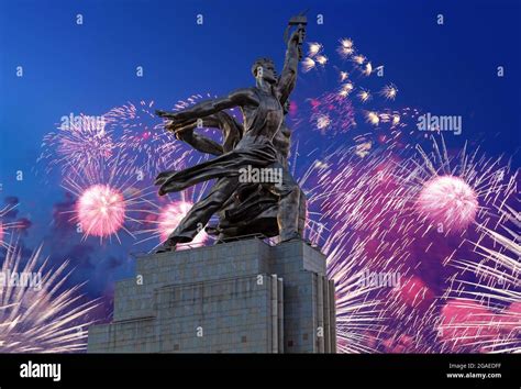 Celebratorio fuegos artificiales coloridos y monumento soviético