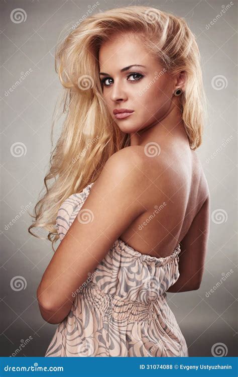 Femme Blonde De Belle Passion Dans La Robe Photo Stock Image Du Robe