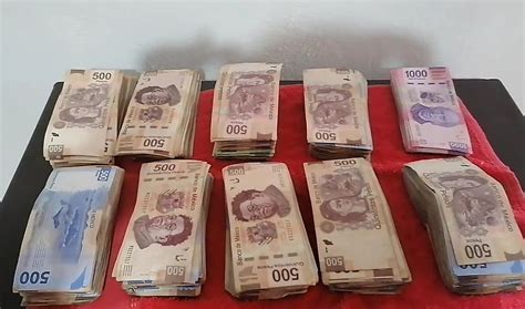 Un millón de pesos mexicanos separado en filas de 100 000 cien mil