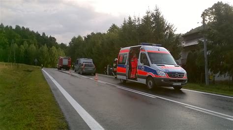 Bus wypadł z drogi 9 osób w tym dwoje dzieci w środku ZDJĘCIA