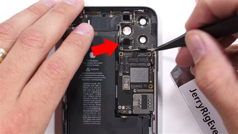 iPhone 11 Pro Max bị bắn xuyên thủng một lỗ nhưng vẫn hoạt động bình thường