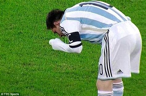 That S Messi Rough Night For Argentina As Superstar Is Sick On The