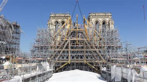 La Nouvelle Charpente De Notre Dame Sesquisse Dans Le Ciel De Paris