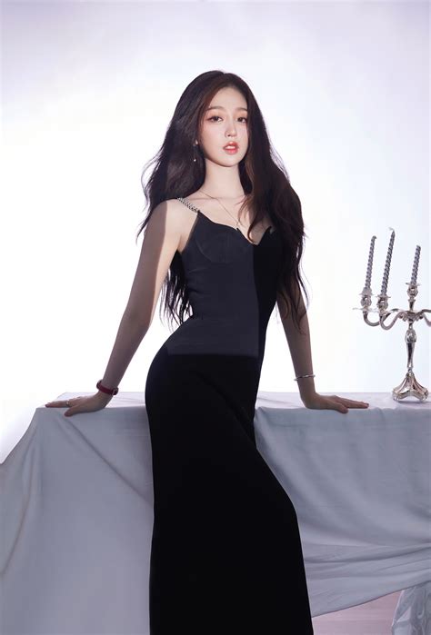 Màn đọ sắc hot nhất Cbiz Triệu Lộ Tư đẹp xuất thần Ngu Thư Hân sexy xịt máu tại 2 sự kiện
