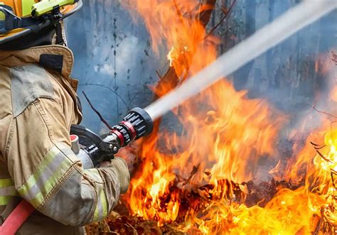 El polémico método de provocar un incendio para frenar otro de mayor