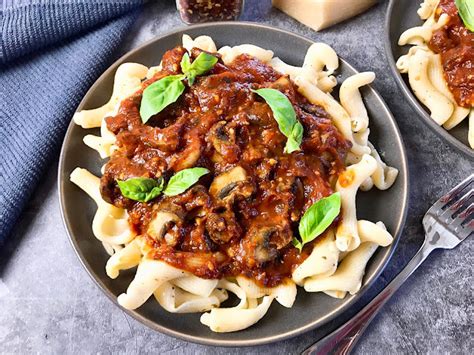 Pasta with Mushroom "Bolognese"