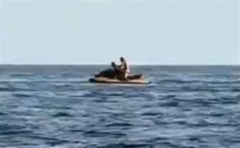 Transando No Jetski - 🚨ARARAS EM ALERTA🚨 | 🚨CASAL É FLAGRADO TRANSANDO EM CIMA DE JETSKI, NA ...