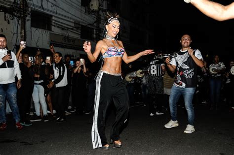 Foto Sabrina Sato é rainha de bateria da Gaviões da Fiel que desfila