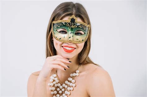 Jolie Femme Souriante Portant Un Masque De Carnaval Décoratif Vert