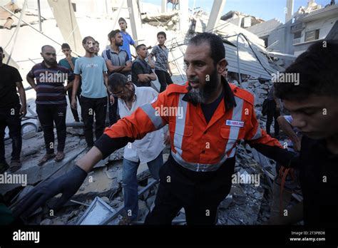 Rafah Gaza Th Oct Rescuers Sift Through The Rubble Of A