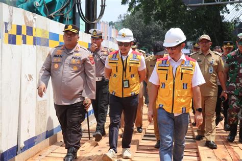 Tinjau Perbaikan Jalan Cikereteg Kapolres Bogor Uji Coba Jembatan