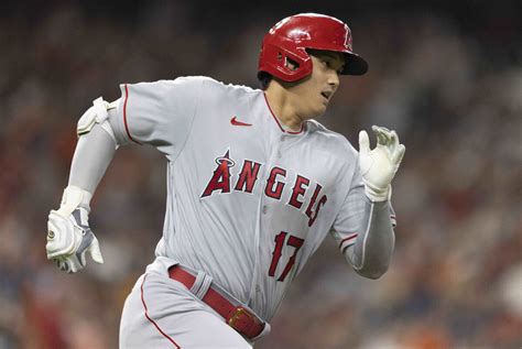 大谷翔平、相手投手が思わずしゃがみ込む大飛球フェンス直撃の二塁打 スポーツ報知