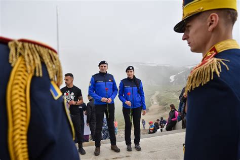 Militarii Invictus au celebrat Ziua Drapelului Național la Crucea de pe