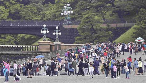 日本平成时代即将落幕 民众冒雨聚集皇居门口拍照留念