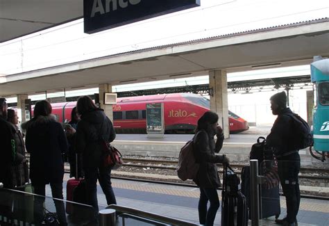 Ancona Odissea Pendolari Per I Treni In Ritardo C Ghiaccio Sui Binari