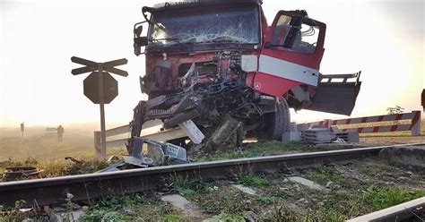 Foto Accident Feroviar La Bursuceni Un Camion Nc Rcat Cu Bol Ari A