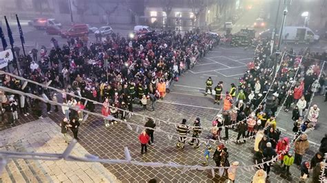 La Befana Vince La Nebbia E Accende La Festa Piazza Del Municipio