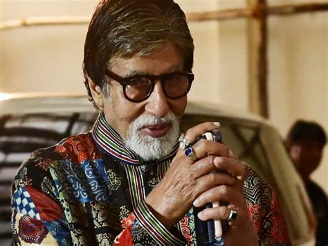 Video Of Amitabh Bachchan S Security Guard Pushing Photographer Goes Viral