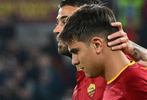 Roma Dybala Calcia Il Rigore E Si Fa Male