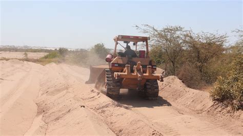 Maquinaria Tractor Oruga Realiza Trabajos De Mejoramiento De Terreno