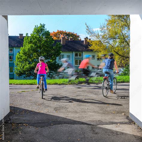 Unübersichtliche Kreuzung zweier Radwege Stock Photo Adobe Stock