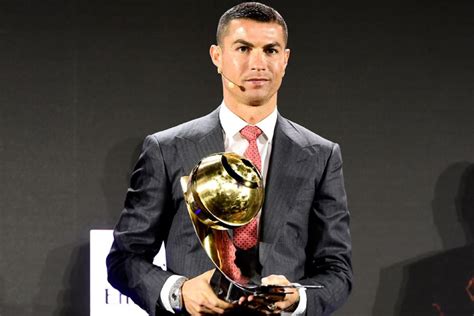 Ronaldo Papa Tr S Pr Mios No Globe Soccer Awards Not Cias De Coimbra