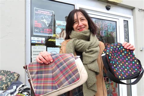 Dans les Côtes d Armor Patricia recycle les parapluies en sacs et