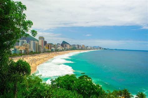 Vista Aérea De La Playa De Leblon En Río De Janeiro En Verano Lleno De