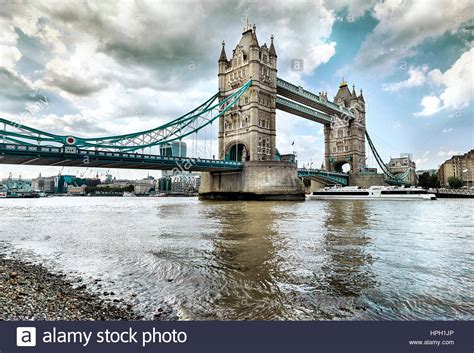 Tower Bridge Fotos Und Bildmaterial In Hoher Auflösung Alamy