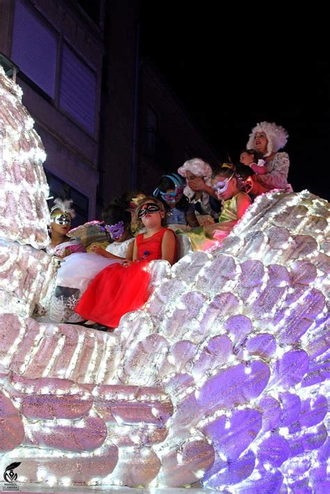 Toro Enciende La Noche Con Sus Tradicionales Carrozas Hosteler A En