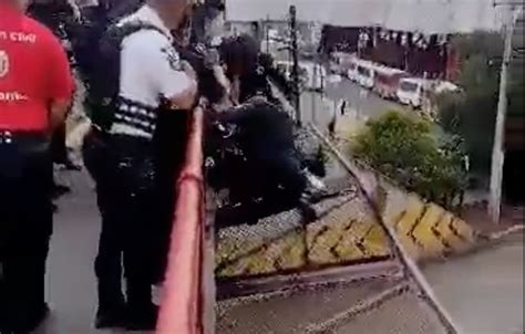 Evitan policías que un hombre se arroje de un puente vehicular en