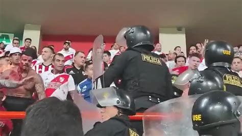 Pelea Entre La Barra De River Y La Policía De Perú Quién Es Ariel Calvici El Hincha Que